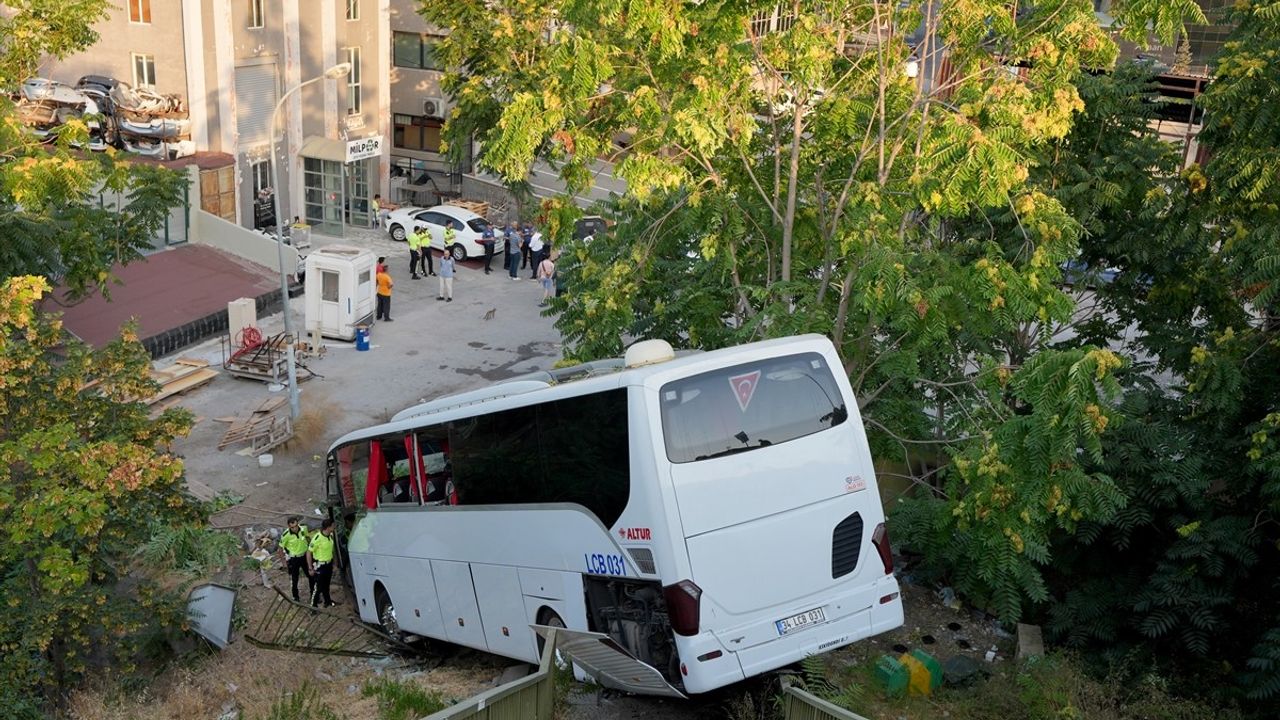 Maltepe'de Servis Otobüsü Şarampole Düştü: 8 Yaralı