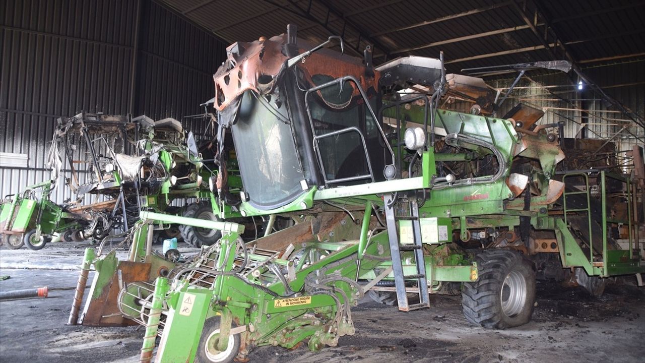 Manisa'da İki Yangın, Tarım Makinelerini Vurdu: Kundaklama İhtimali Üzerine Çalışmalar Başlatıldı