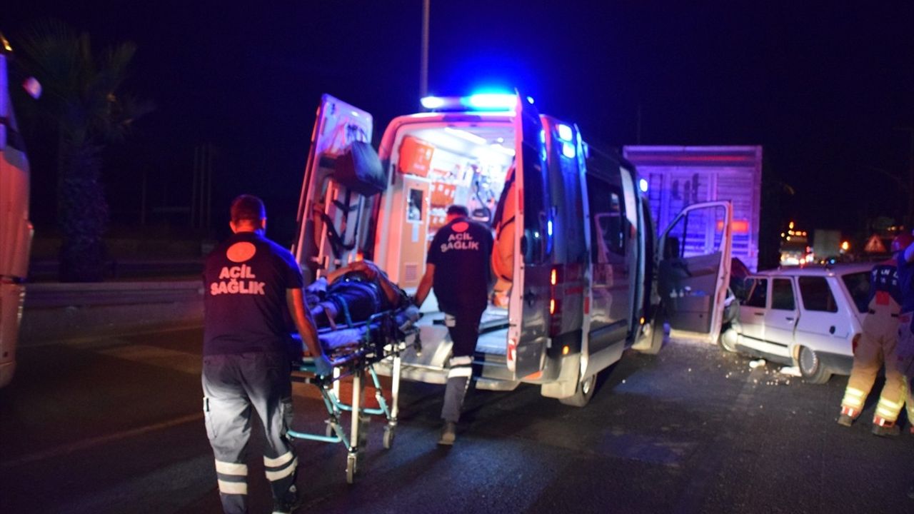 Manisa'da Trafik Kazası: Tıra Arkadan Çarpan Otomobilde İki Yaralı