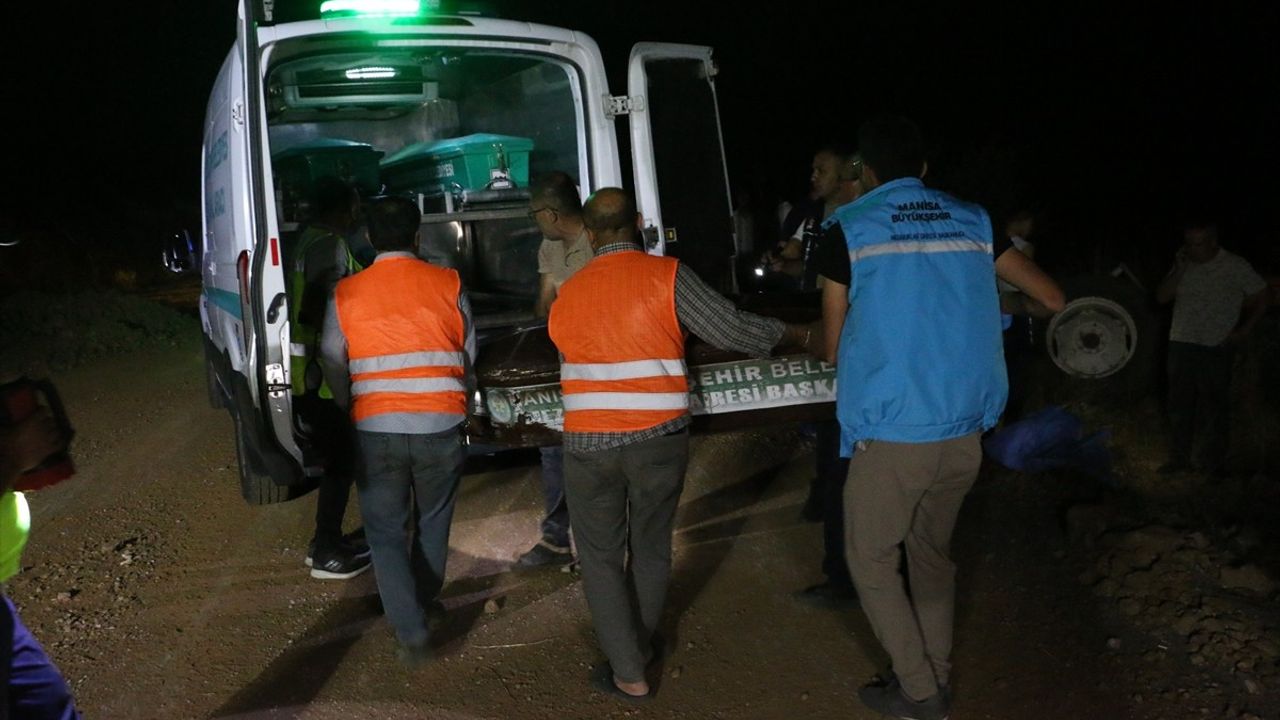 Manisa'nın Kula İlçesinde Hafriyat Kamyonu Traktöre Çarptı: 1 Ölü