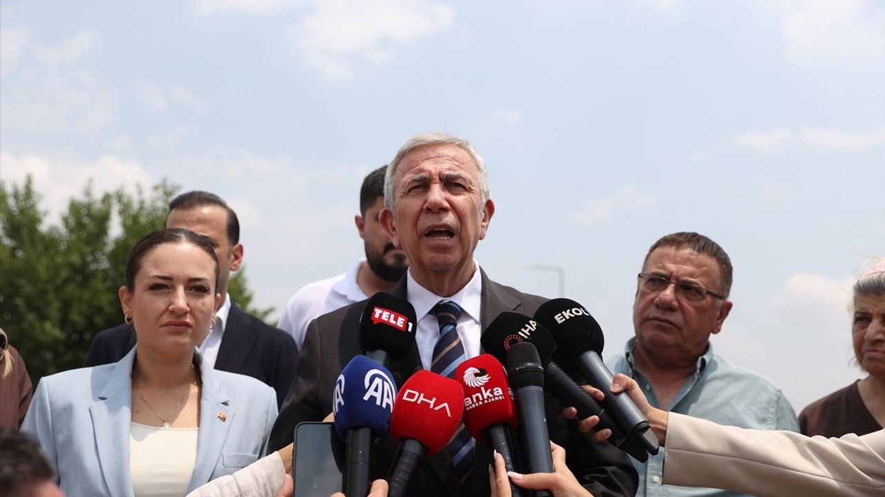 Mansur Yavaş, Tutuklu Belediye Başkanı Muhittin Böcek'i Ziyaret Etti