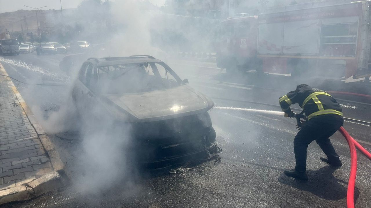 Mardin'de Seyir Halindeki Otomobil Alev Aldı