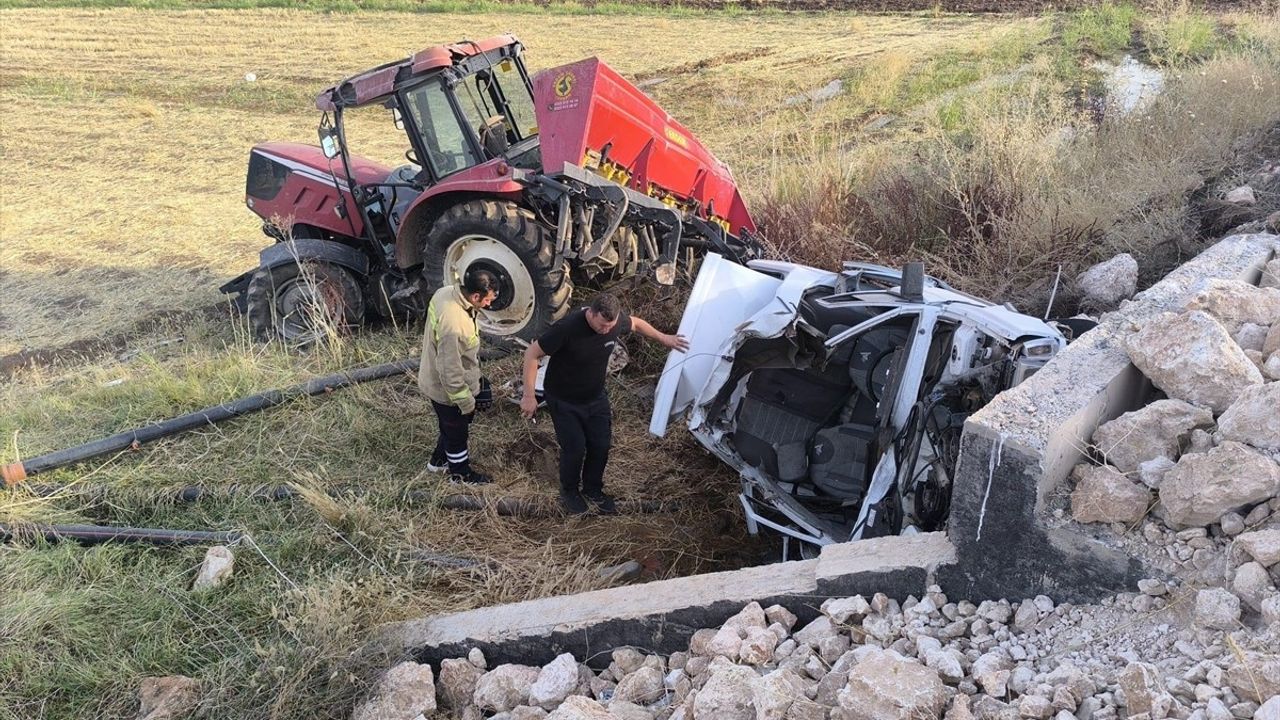 Mardin Kızıltepe'de otomobil ve traktör çarpıştı: İki yaralı