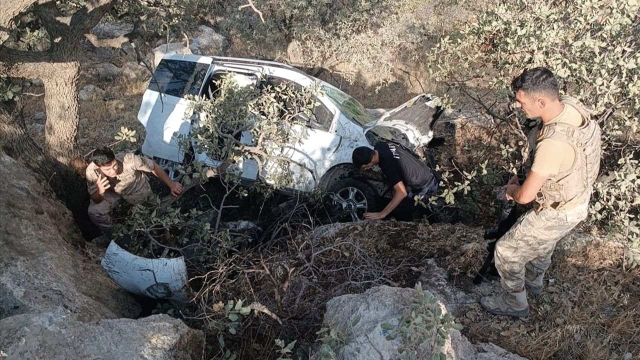 Mardin Nusaybin'de Hafif Ticari Araç Devrildi: 2 Yaralı