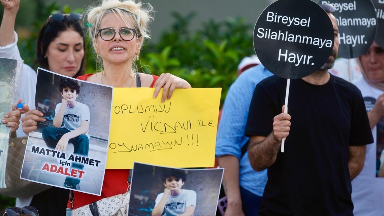 Mattia Ahmet Minguzzi'nin Annesi Bakırköy'de Adalet İçin Oturma Eylemi Düzenledi