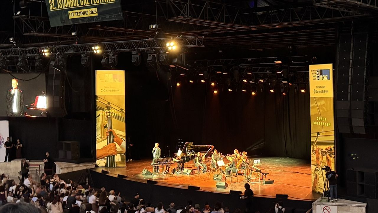 Max Richter, 32. İstanbul Caz Festivali'nde Harbiye'de Performans Sergiledi
