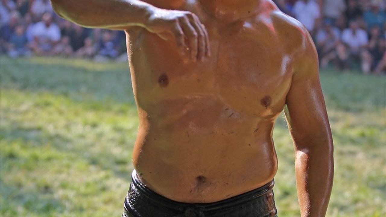 Menteşe Beşpınar Yağlı Güreşleri'nde Cengizhan Şimşek Başpehlivanlığa Ulaştı