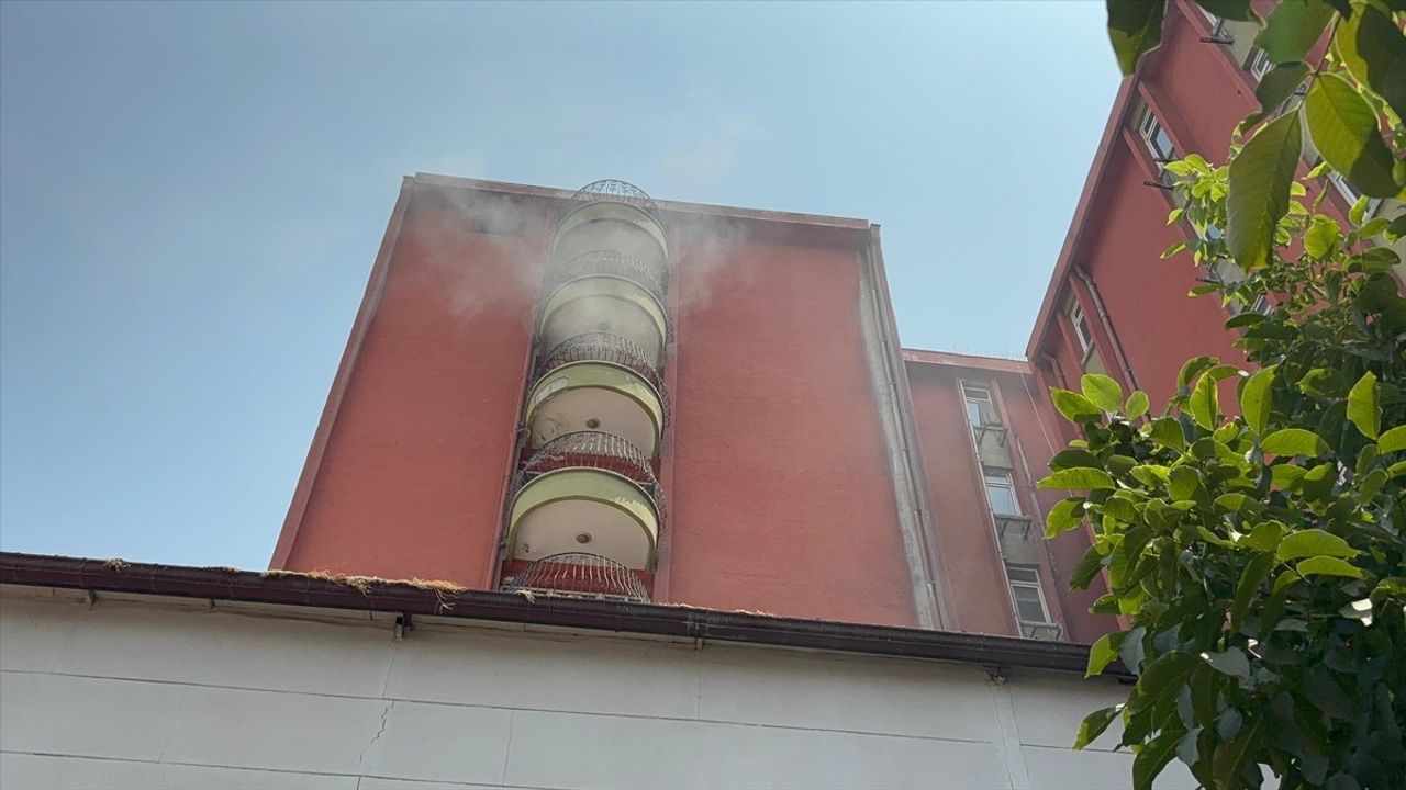 Mersin'de Eski Hastane Binasındaki Yangın Kontrol Altına Alındı