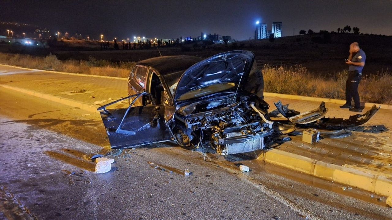 Mersin'de Refüje Çarpan Otomobilde İki Kişi Yaralandı