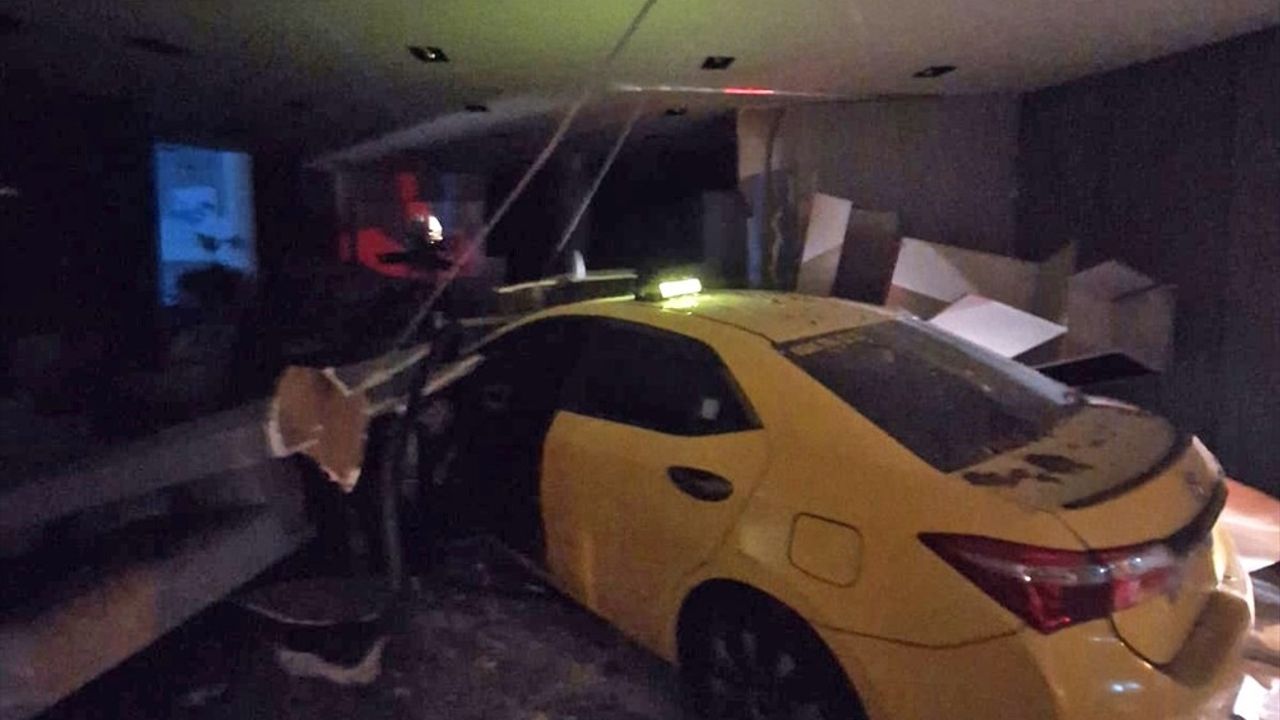 Mersin'de Taksi Motosikletliye Çarpıp Mobilya Mağazasına Girdi