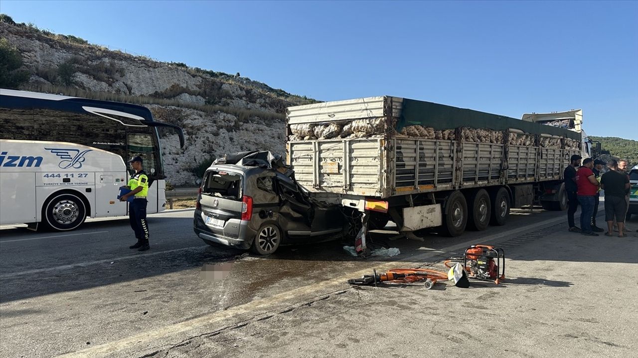 Mersin'de Tıra Çarpan Hafif Ticari Araçta 5 Kişi Hayatını Kaybetti