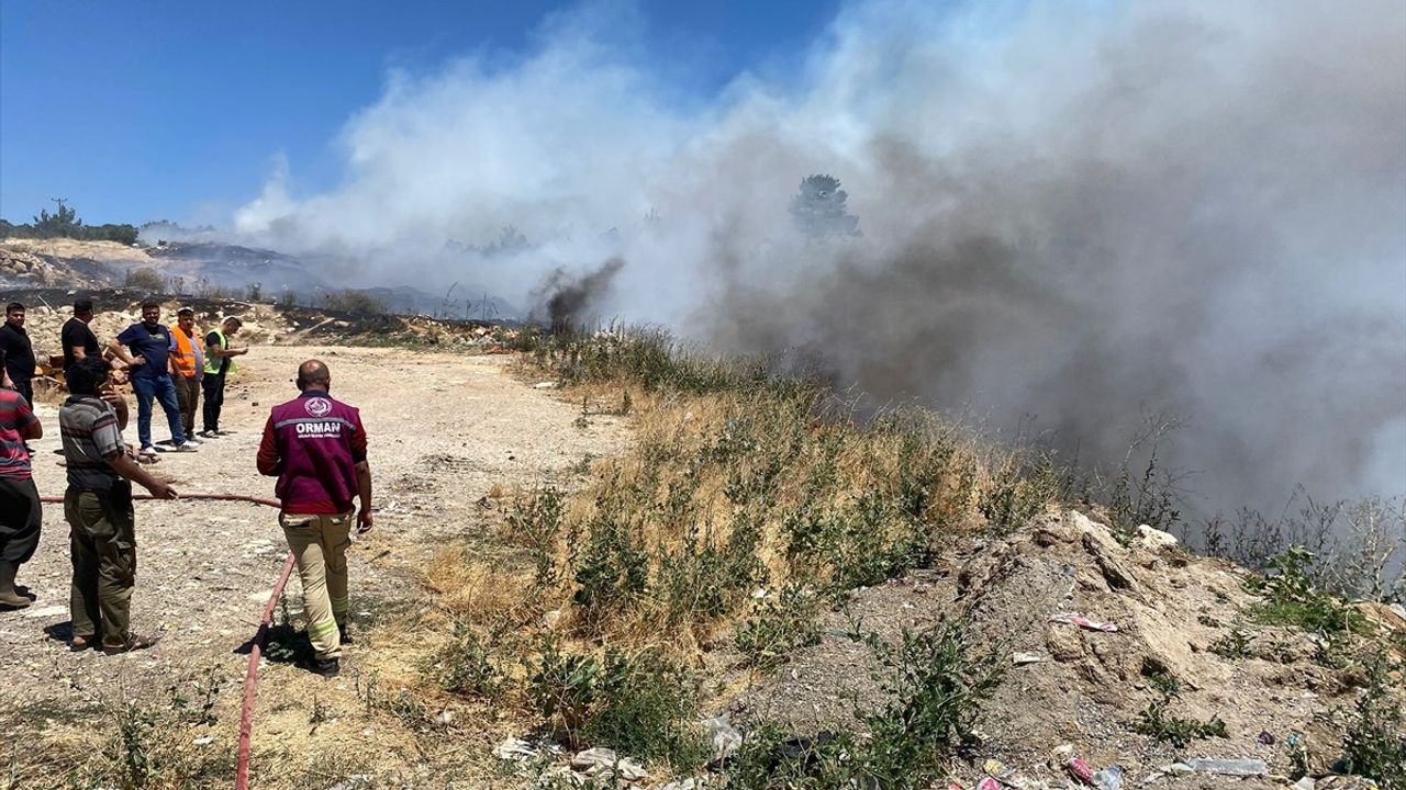Mersin Gülnar'da Çöplükte Başlayan Yangına Müdahale Ediliyor