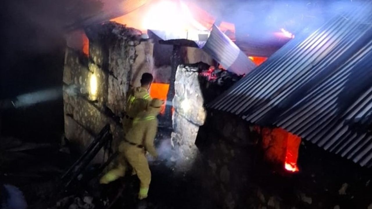 Mersin Gülnar'da Metruk Evde Çıkan Yangın Kontrol Altına Alındı