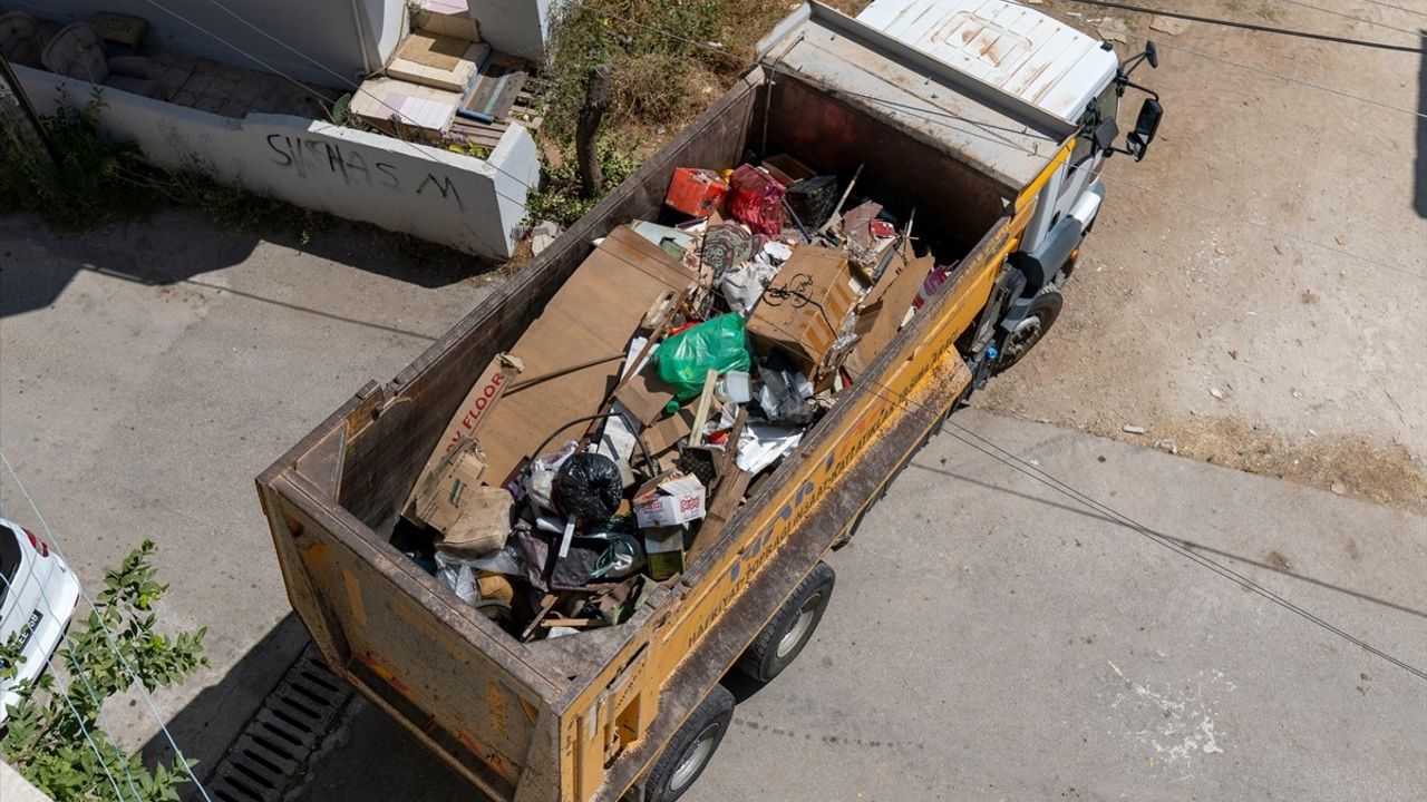 Mersin'in Yenişehir İlçesinde Bir Evden 10 Kamyon Çöp Çıkartıldı