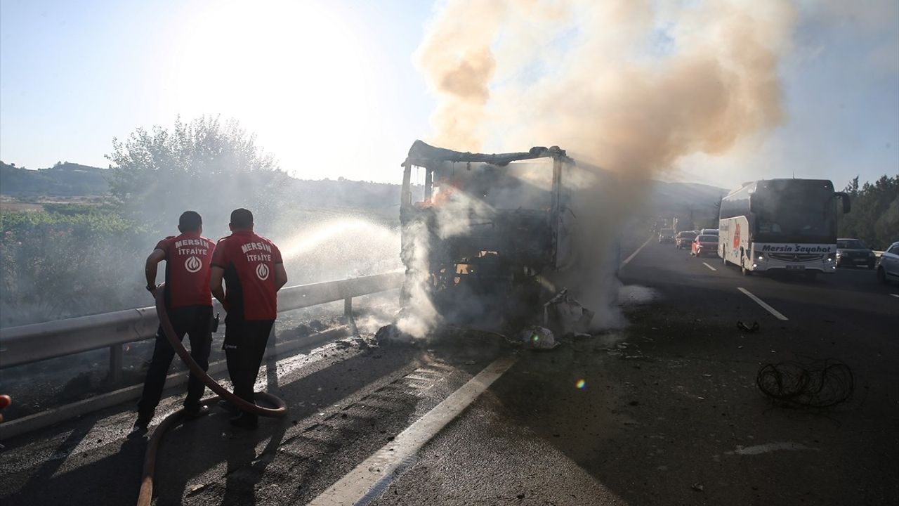 Mersin Tarsus'ta Süt Tankerinden Çalılık Alana Sıçrayan Yangın Kontrol Altına Alındı