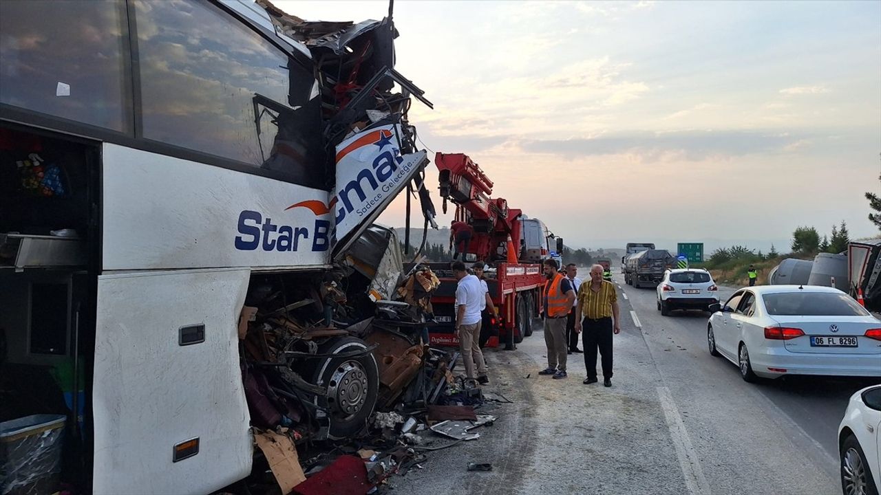 Mersin Tarsus'ta Yolcu Otobüsü Tıra Çarptı, 9 Yaralı