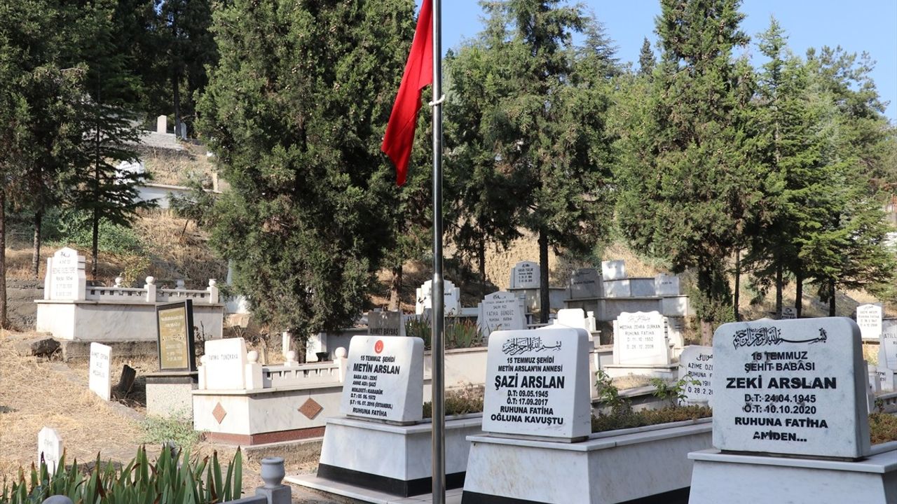 Metin Arslan'ın Ablaları, 15 Temmuz Şehitliğinde Hüzün ve Gururu Bir Arada Yaşıyor