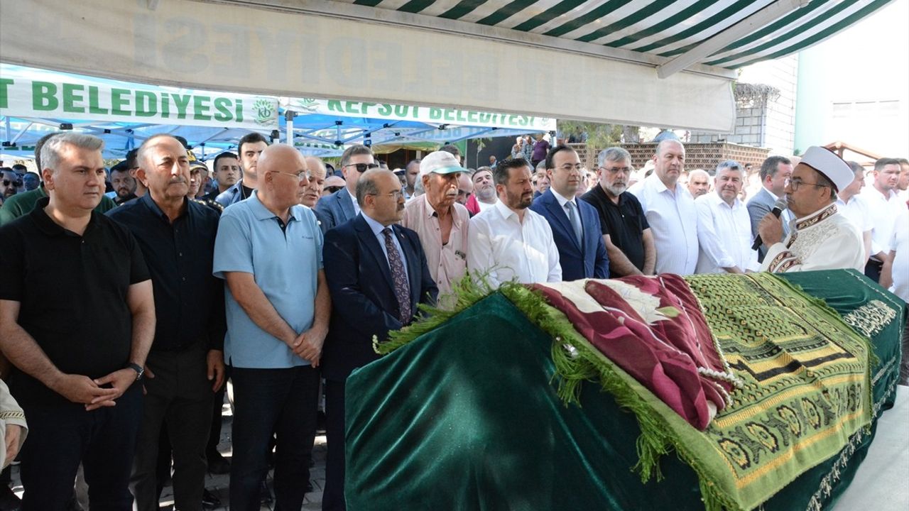 Milletvekili İsmail Ok'un Annesi Fatma Ok Toprağa Verildi