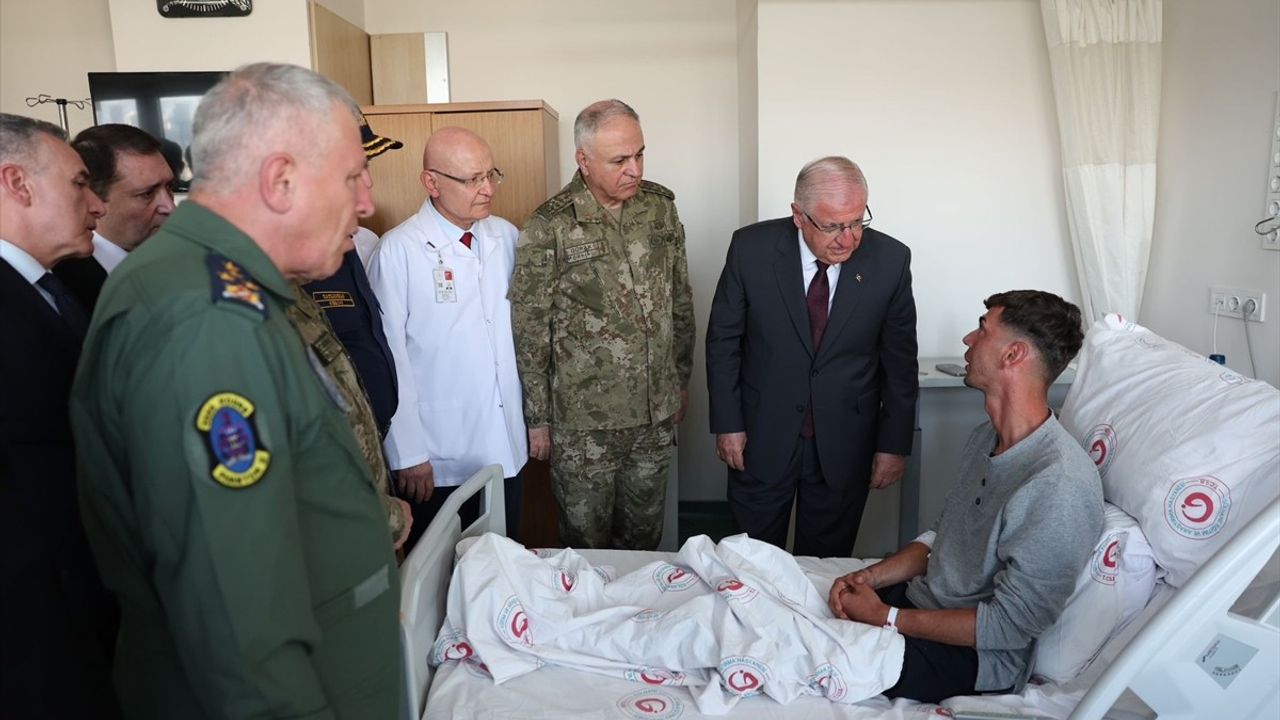 Milli Savunma Bakanı Güler, Metan Gazından Zehirlenen Askerleri Hastanede Ziyaret Etti