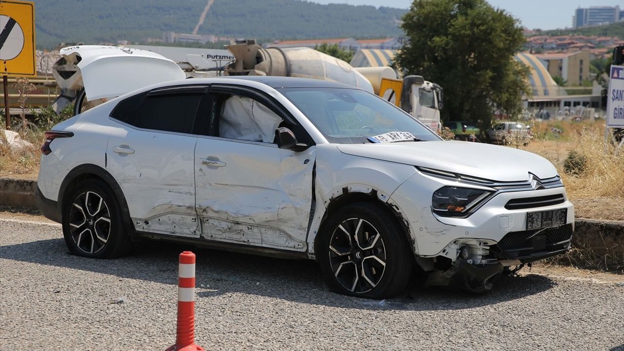 Muğla'da 'Dur' İhtiarına Uymayan Sürücü, Polis Araçlarına Çarptı