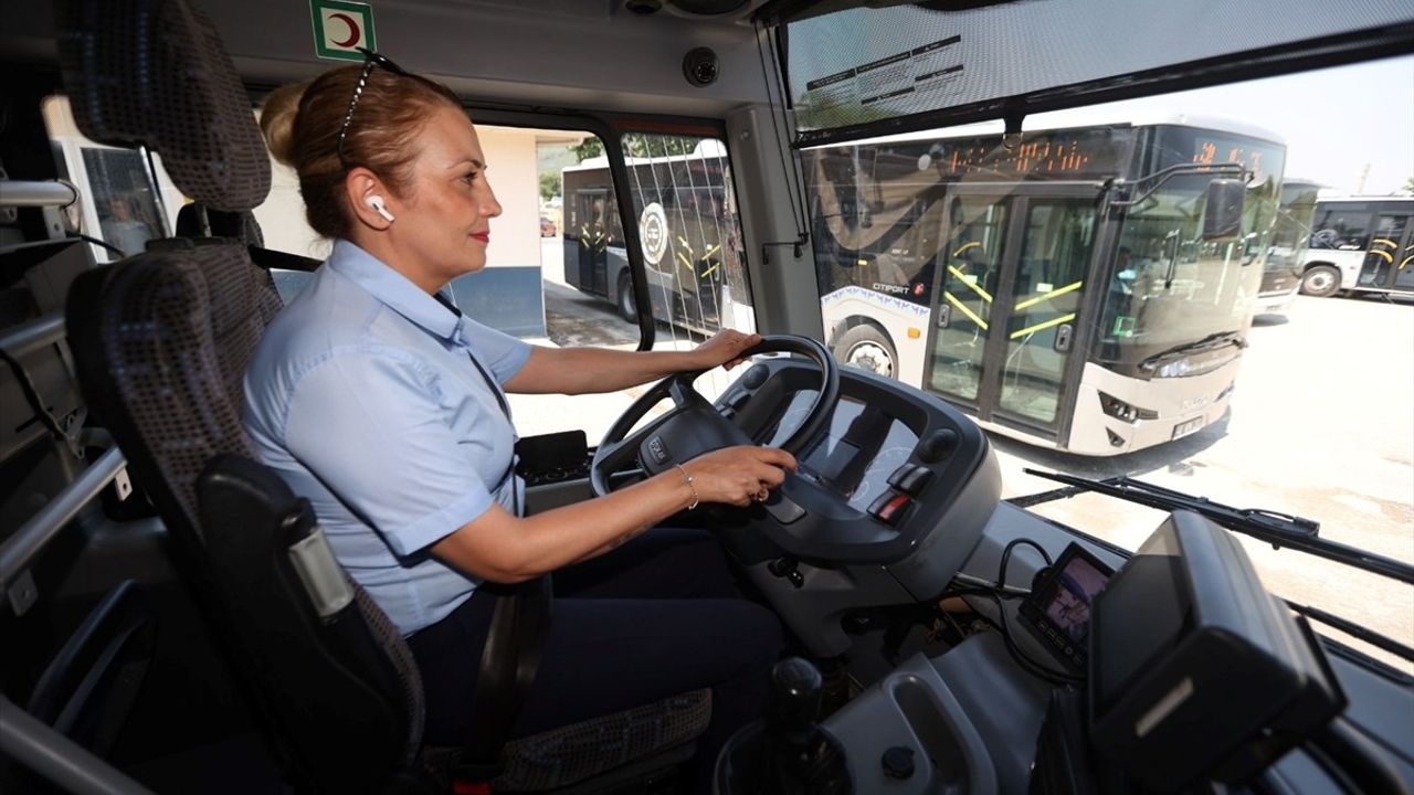 Muğla'da Kadın Otobüs Şoförleri Yolcularına Güler Yüzle Hizmet Veriyor