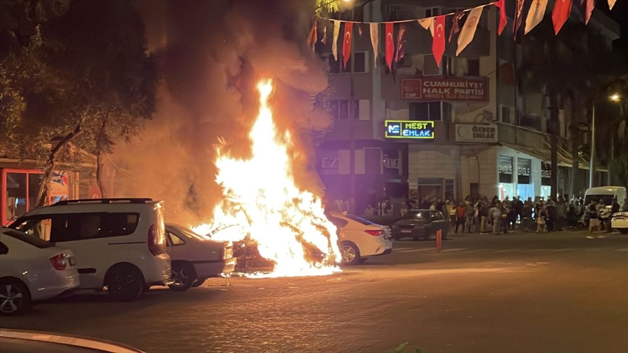 Muğla'da Park Halindeki İki Araç ve Bir Elektrikli Bisiklet Yandı