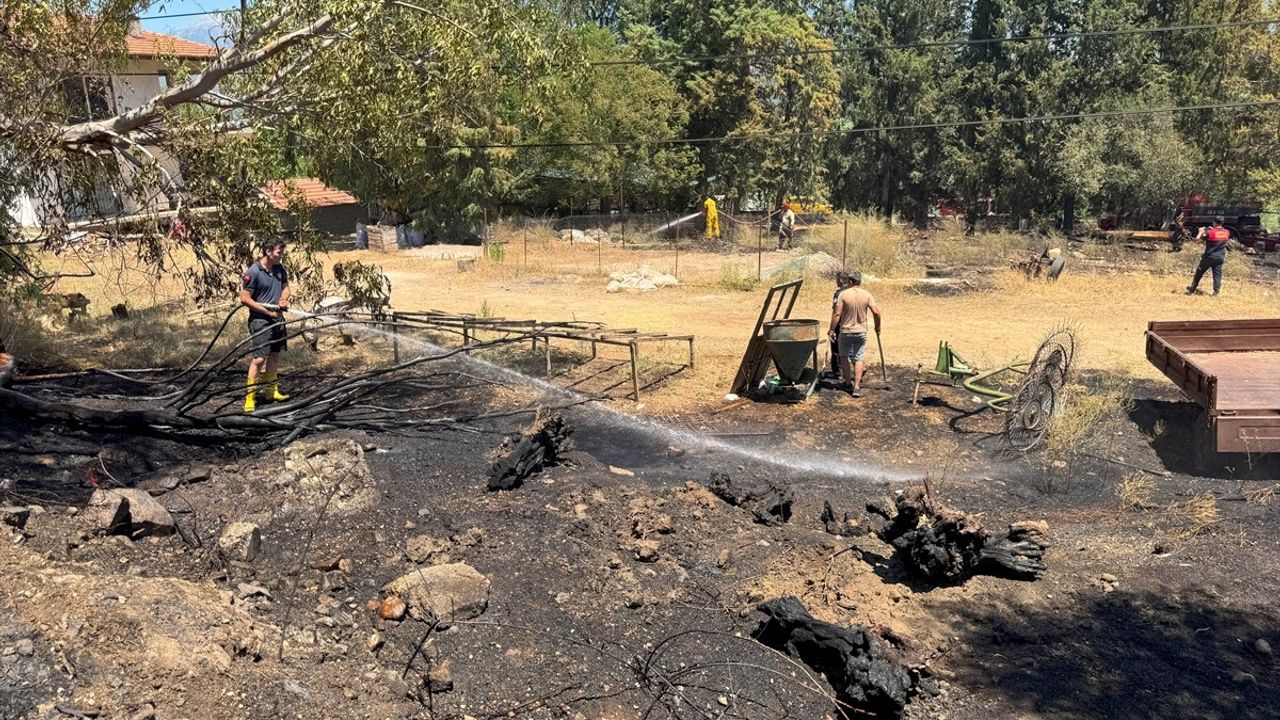 Muğla Seydikemer'de Otluk Alanda Çıkan Yangın Kontrol Altına Alındı