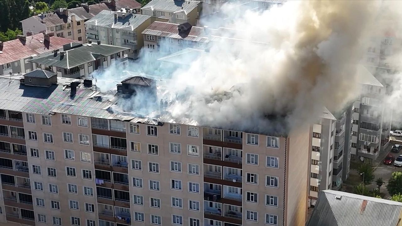 Muş'ta 9 Katlı Binanın Çatısında Yangın Çıktı, İtfaiye Müdahale Etti