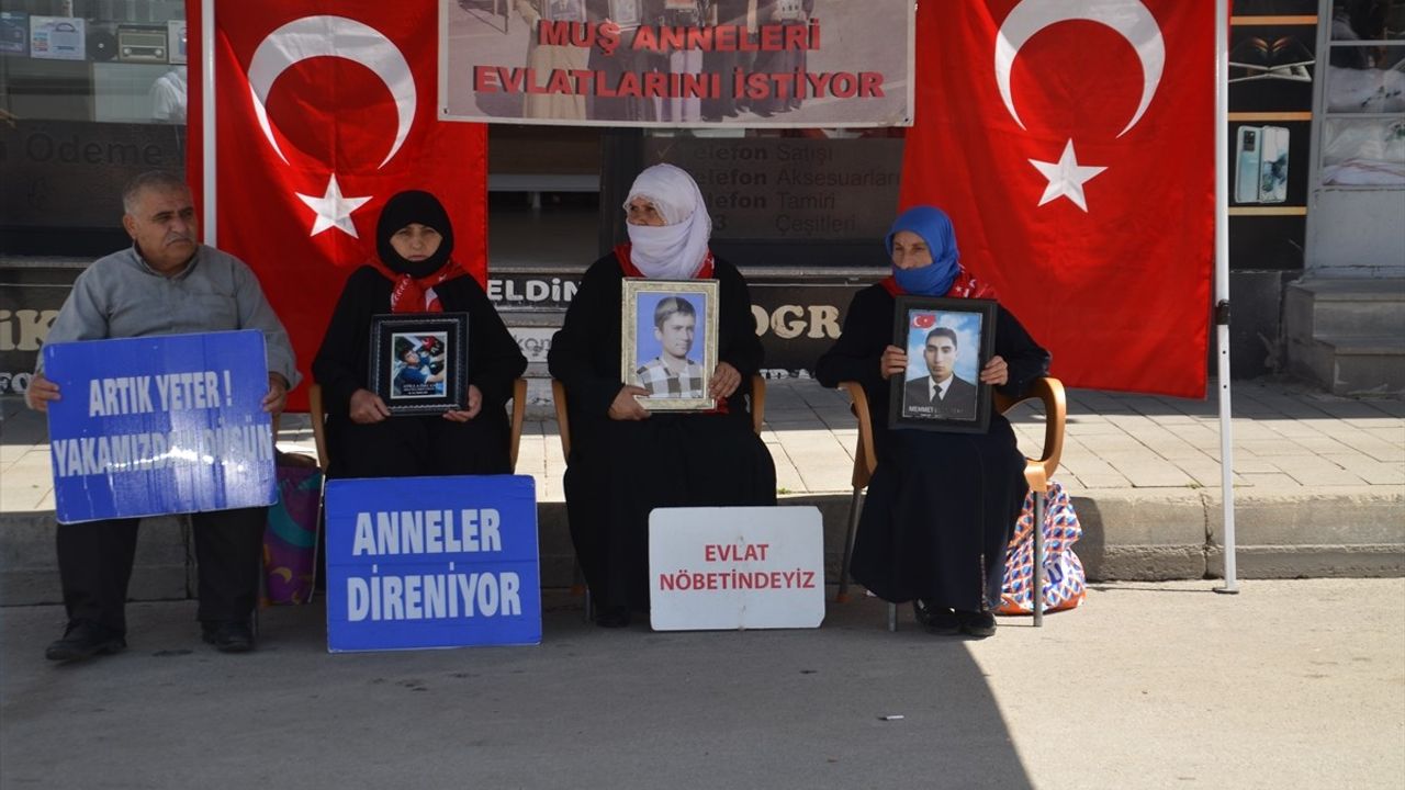 Muş'ta Aileler, Çocukları İçin DEM Parti Önünde Eylemlerini Sürdürüyor