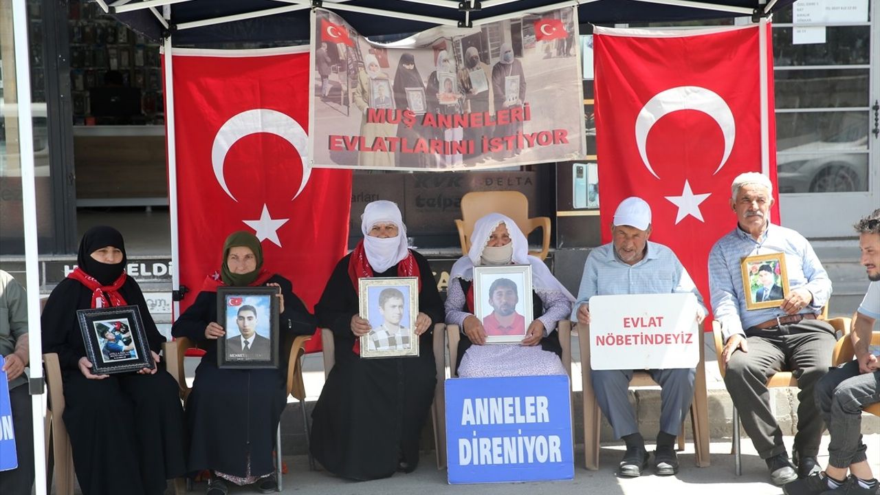 Muş'ta Aileler DEM Parti Önünde Eylemlerine Devam Ediyor
