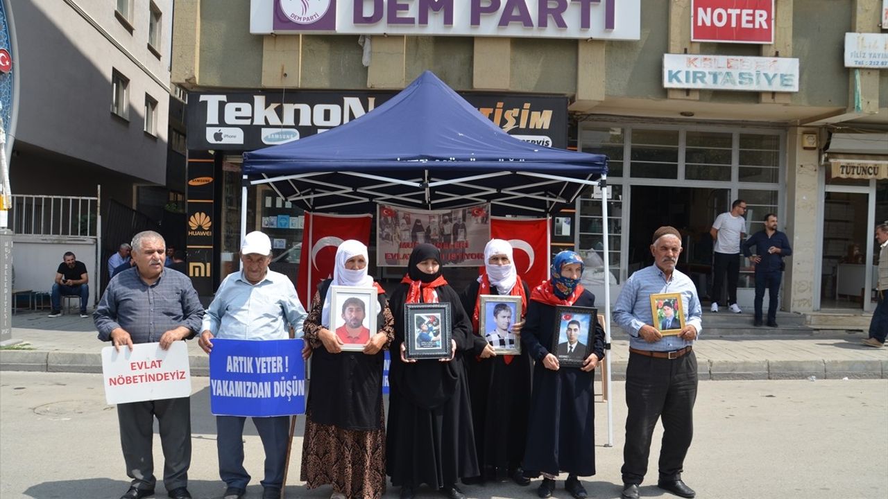 Muş'ta Aileler DEM Parti Önünde Eylemlerine Devam Ediyor