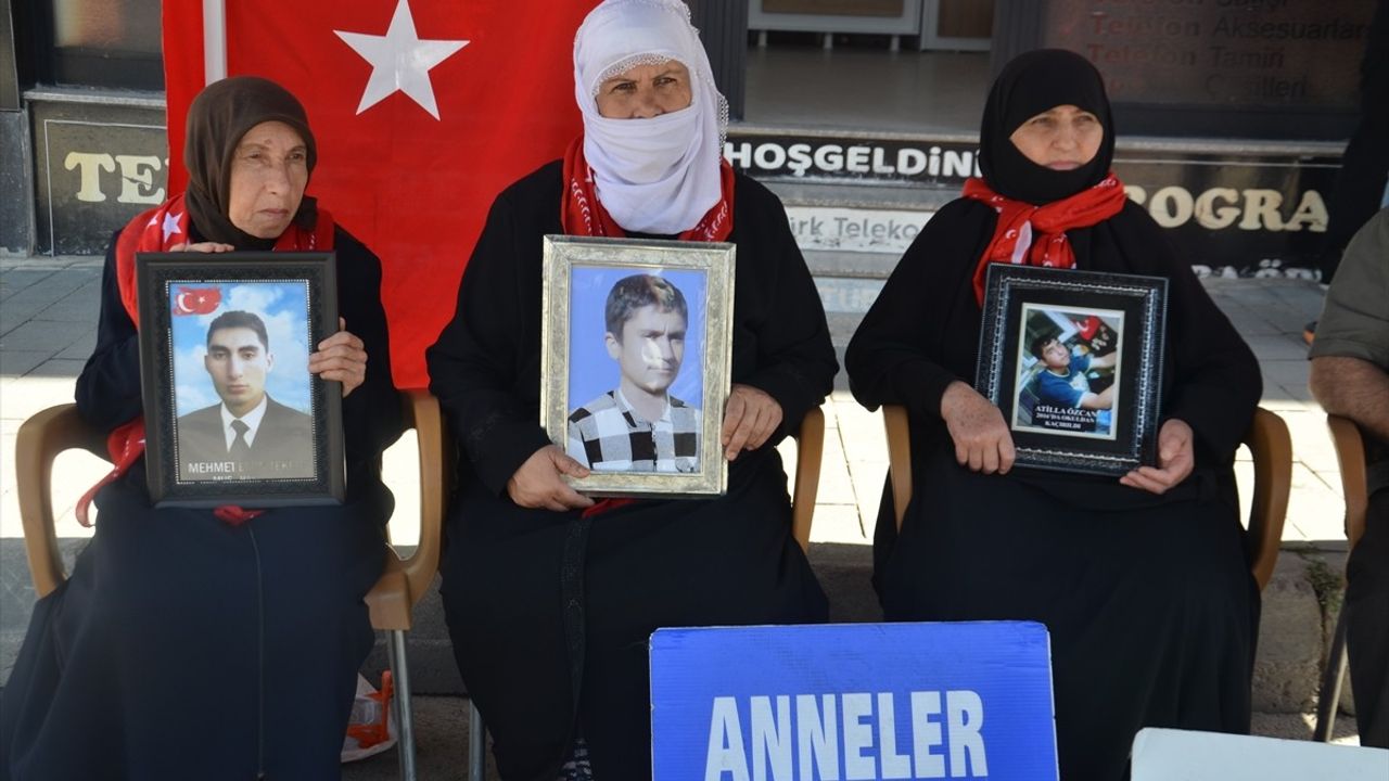 Muş'ta Aileler, DEM Parti Önündeki Eylemlerini Sürdürüyor