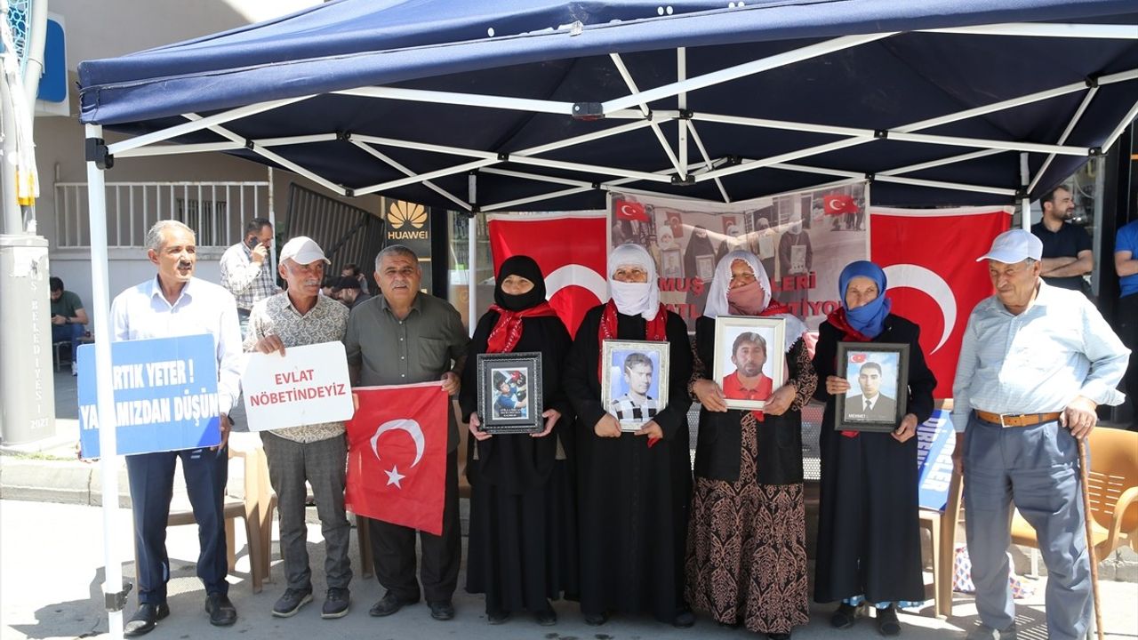 Muş'ta Evlat Hasreti Çeken Ailelerin Eylemi Sürüyor