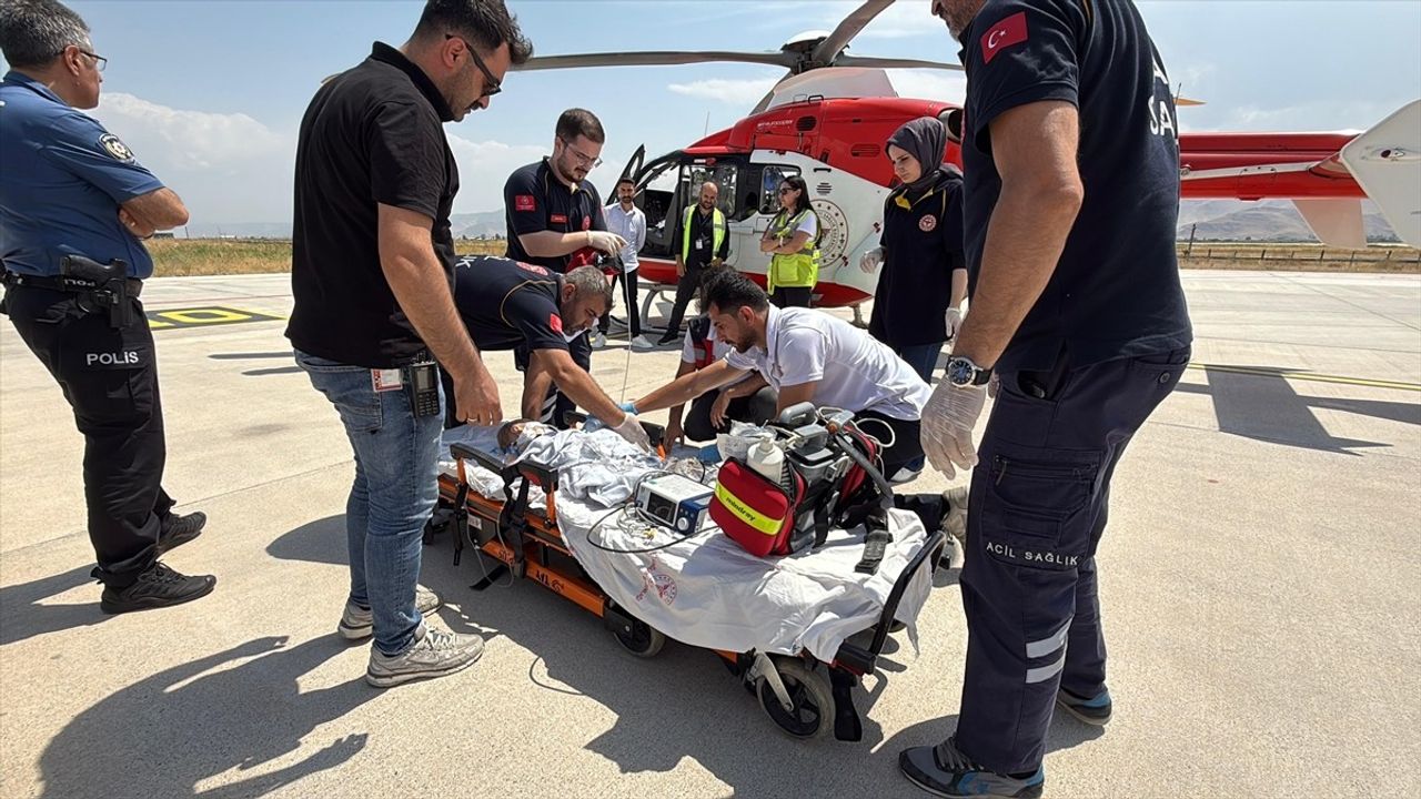 Muş'ta Hasta Bebek Ambulans Helikopterle Elazığ'a Nakledildi