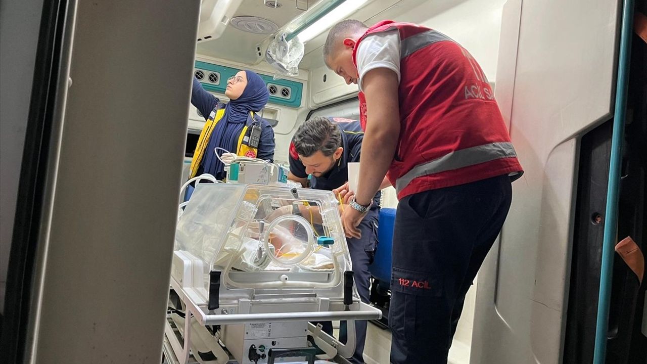 Muş'ta Kalp Damarında Daralma Olan Bebek, Ambulans Uçakla İstanbul'a Gönderildi