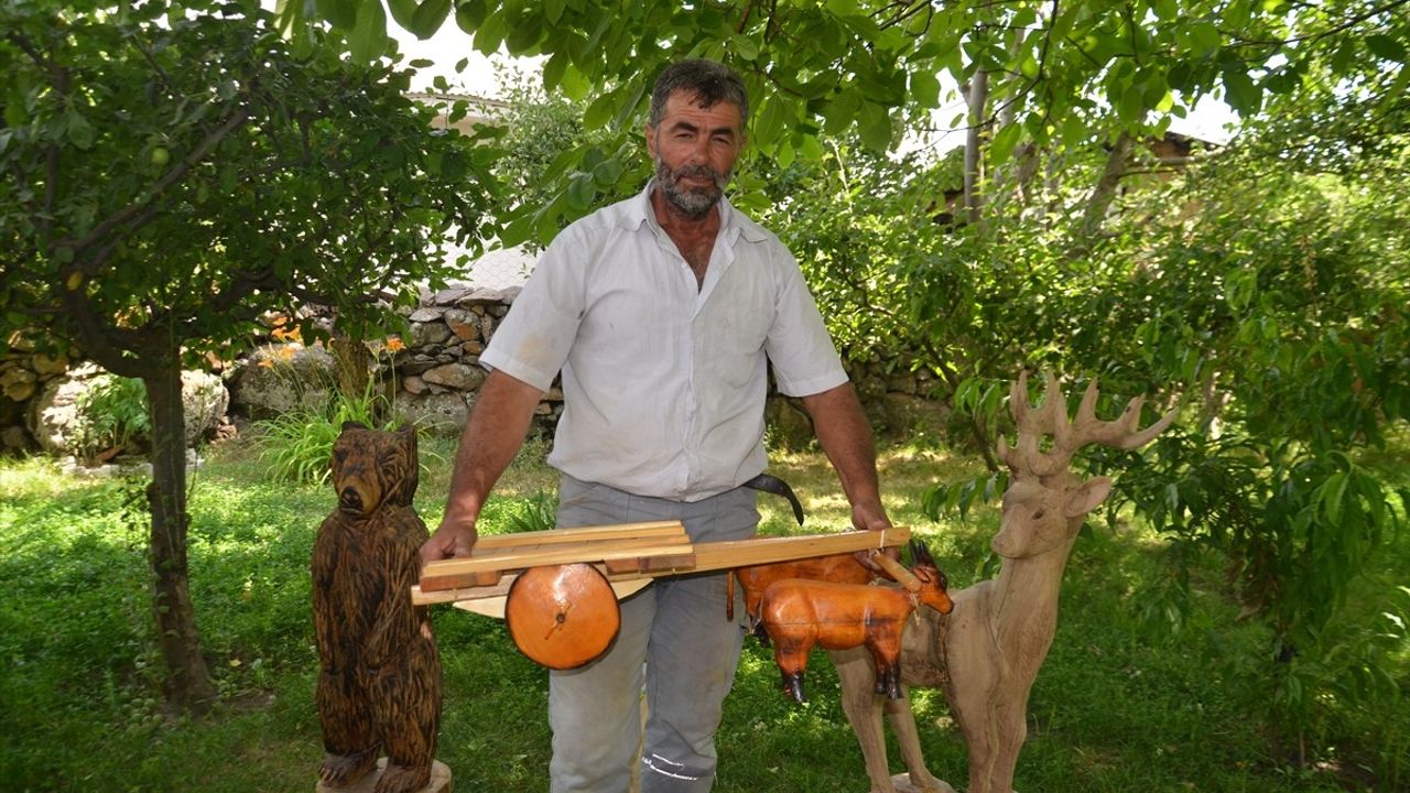 Muş'ta Sanatçı, Kuruyan Ağaçları ve Kireç Taşlarını Sanat Eserine Dönüştürüyor