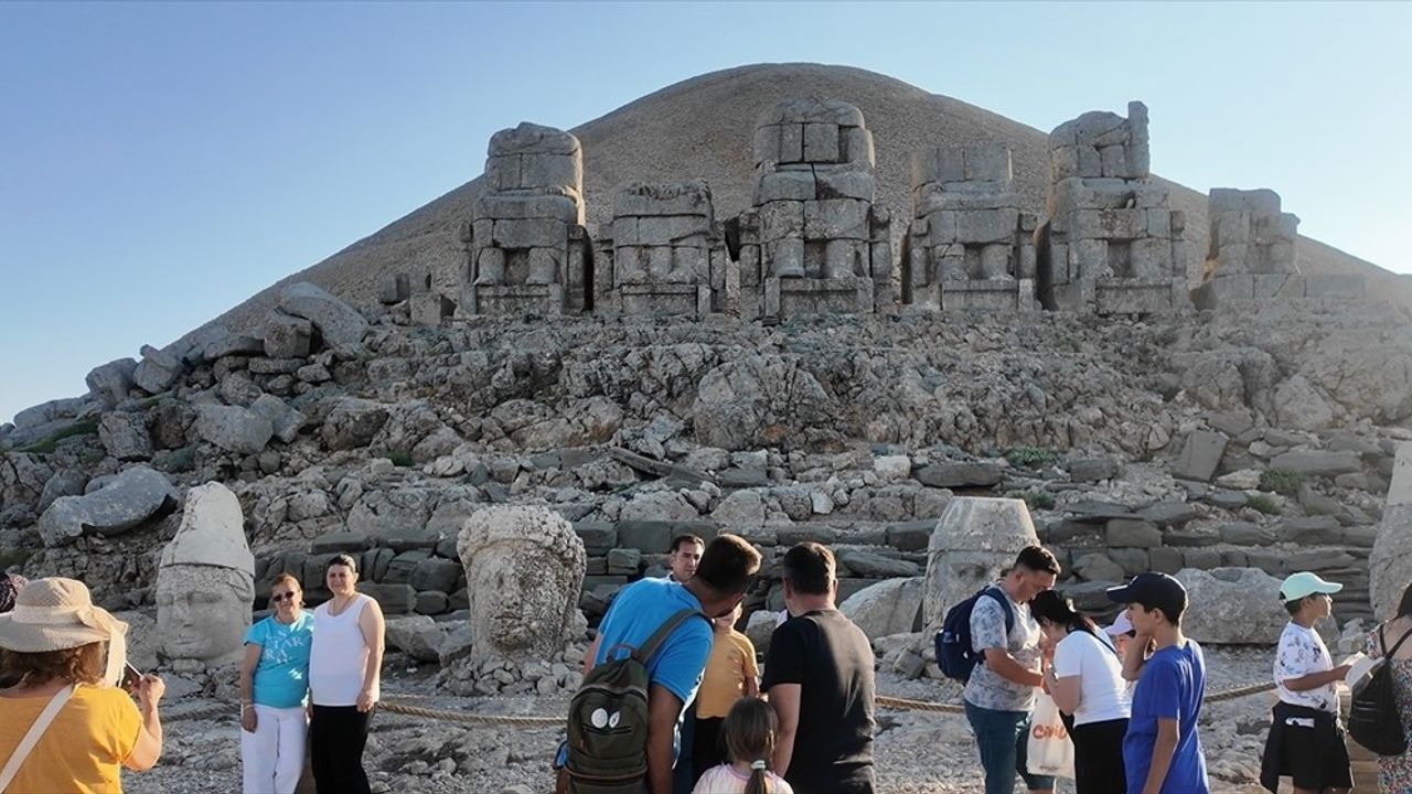Nemrut Dağı'nda Ziyaretçi Yoğunluğu Artıyor
