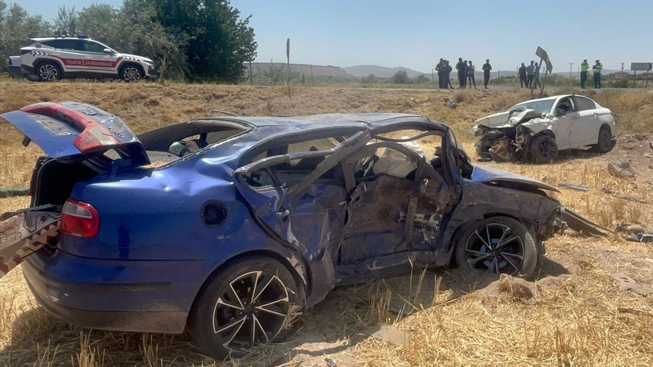Nevşehir'de İki Otomobilin Çarpışması Sonucu 1 Kişi Hayatını Kaybetti, 1 Kişi Yaralandı