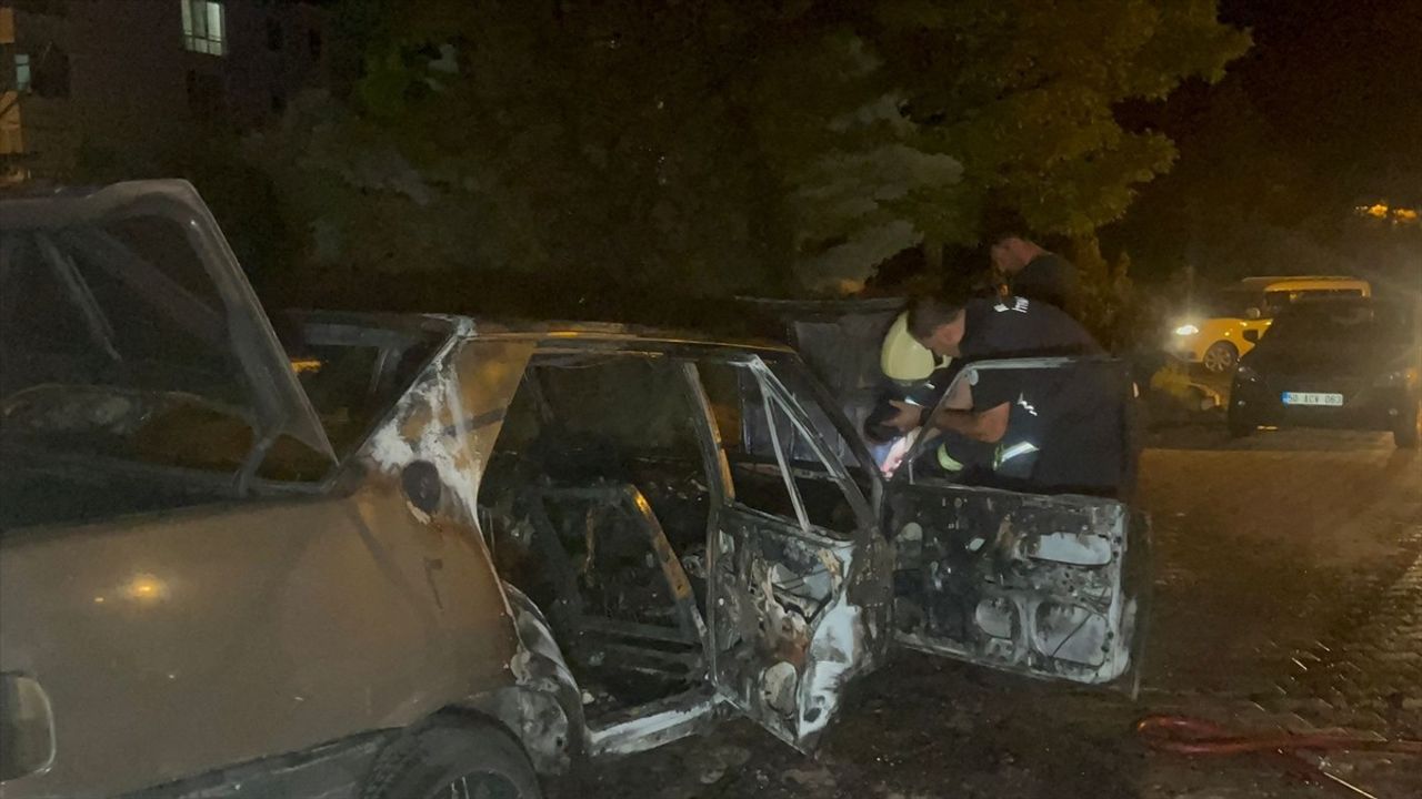 Nevşehir'de Park Halindeki Araçta Yangın Çıktı