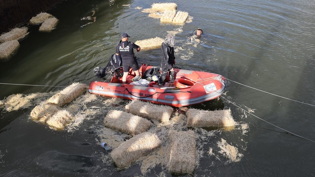 Nevşehir'de Saman Römorkunun Sulama Kanalına Düşmesi: Arama Çalışmalarına Ara Verildi