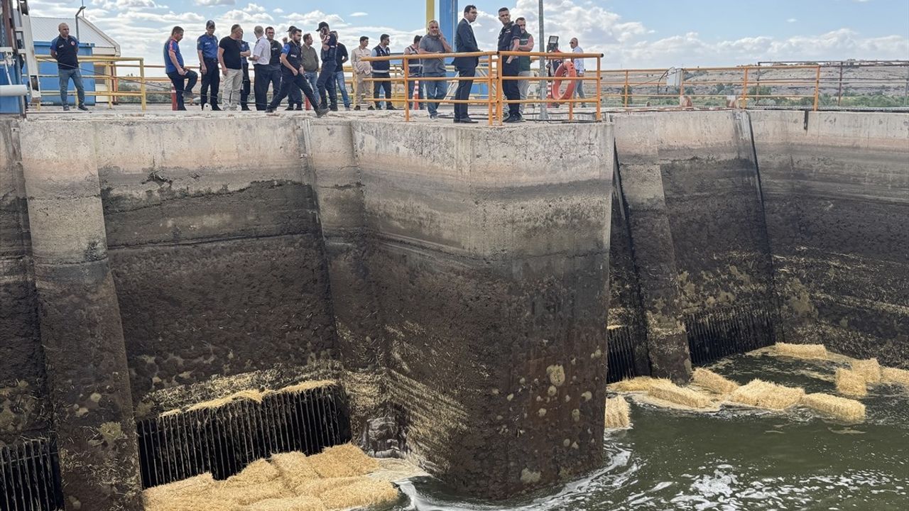 Nevşehir'de Saman Yüklü Römork Sulama Kanalına Düştü, Bir Genç Kayboldu