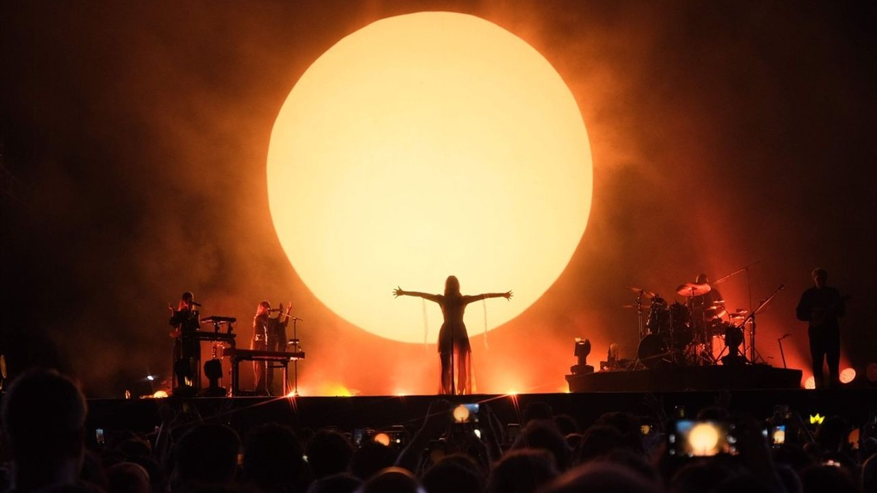 Norveçli Şarkıcı Aurora, İstanbul'da Unutulmaz Bir Konser Verdi