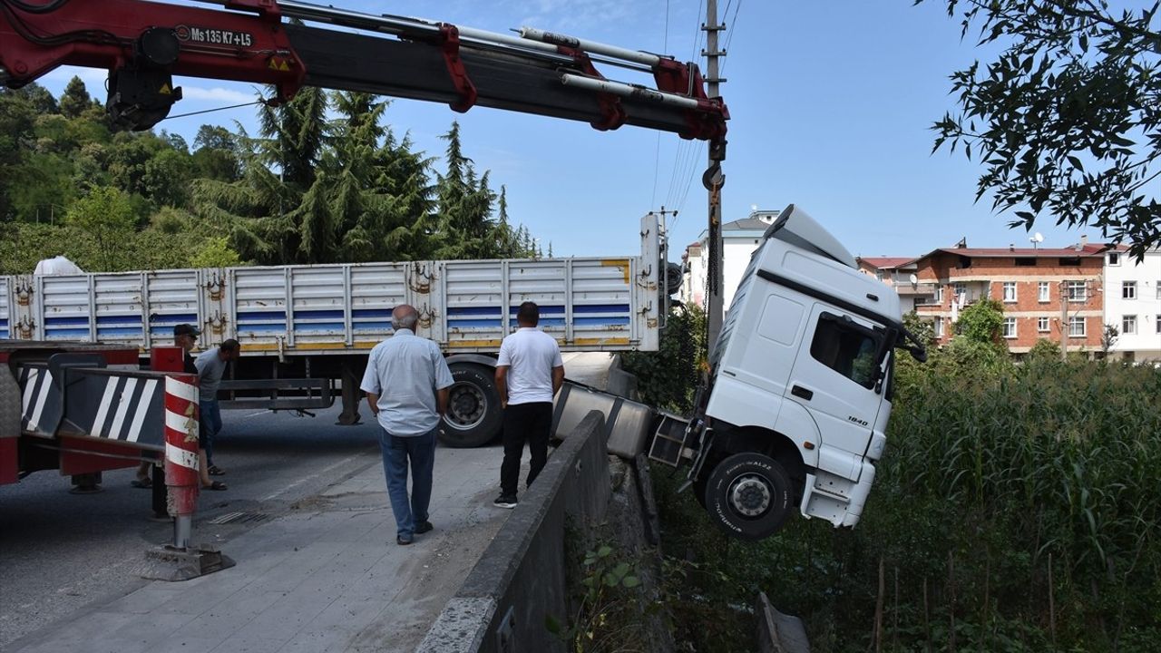 Ordu'da Freni Boşalan Tır Duvara Çarptı