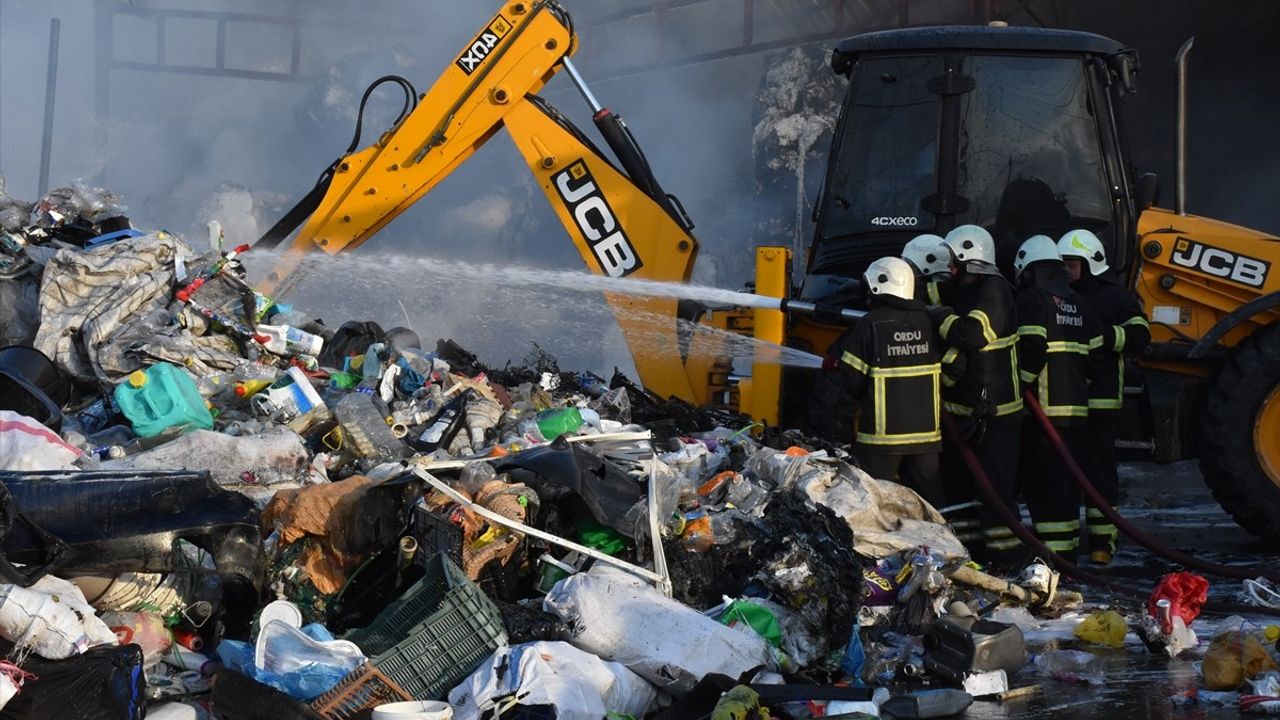 Ordu'daki Geri Dönüşüm Tesisinde Yangın Kontrol Altına Alındı
