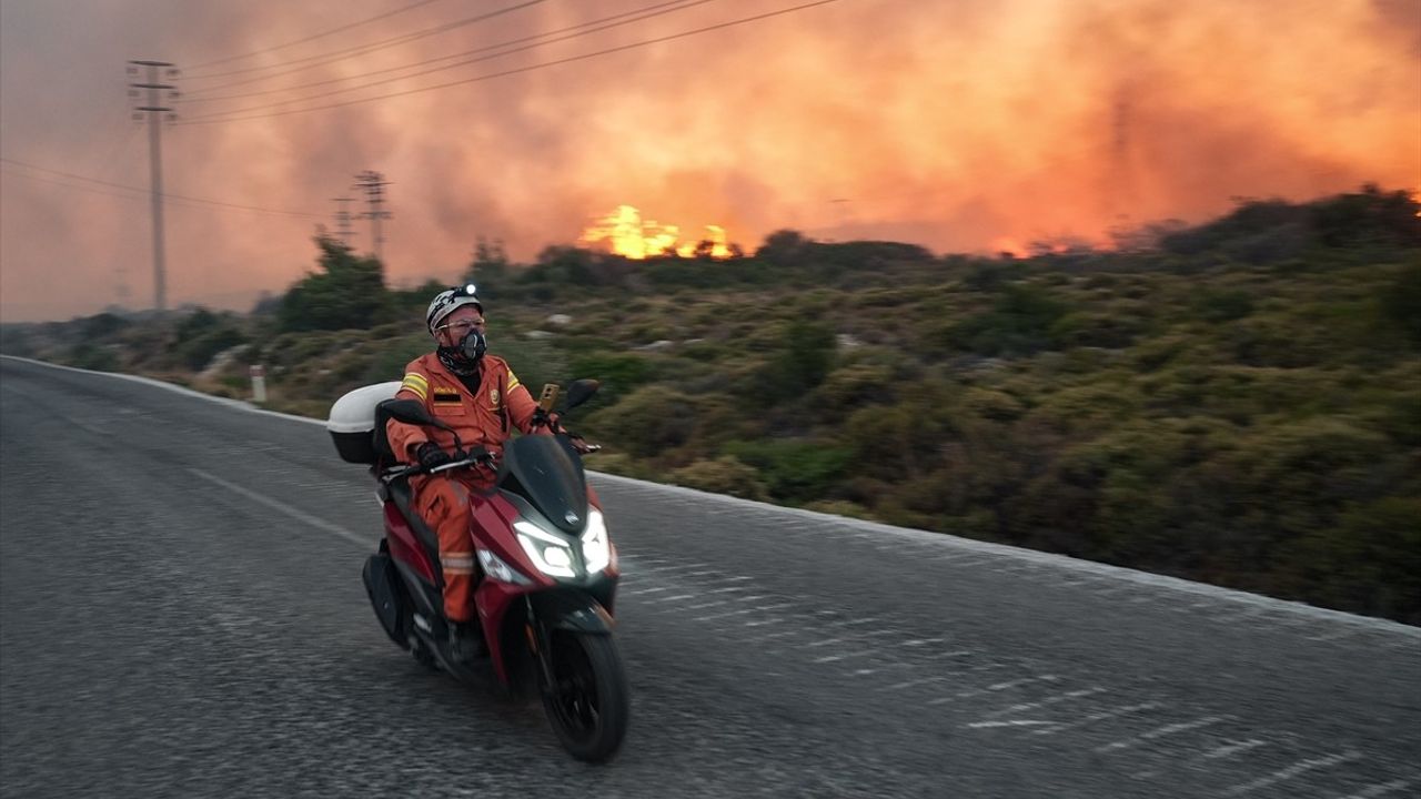 Orman İşçileri Yangınlarla Mücadelede Kahramanlık Örneği Sergiliyor