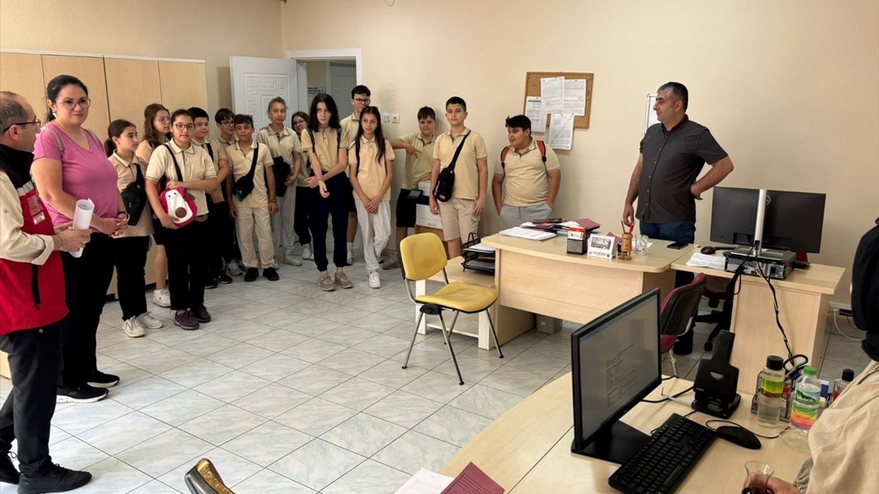 Ortaokul Öğrencileri Sosyal Hizmet Merkezlerini Ziyaret Ediyor
