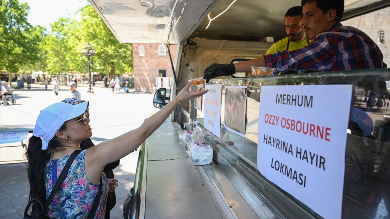 Ozzy Osbourne Anısına Ankara'da Lokma Dağıtımı Yapıldı