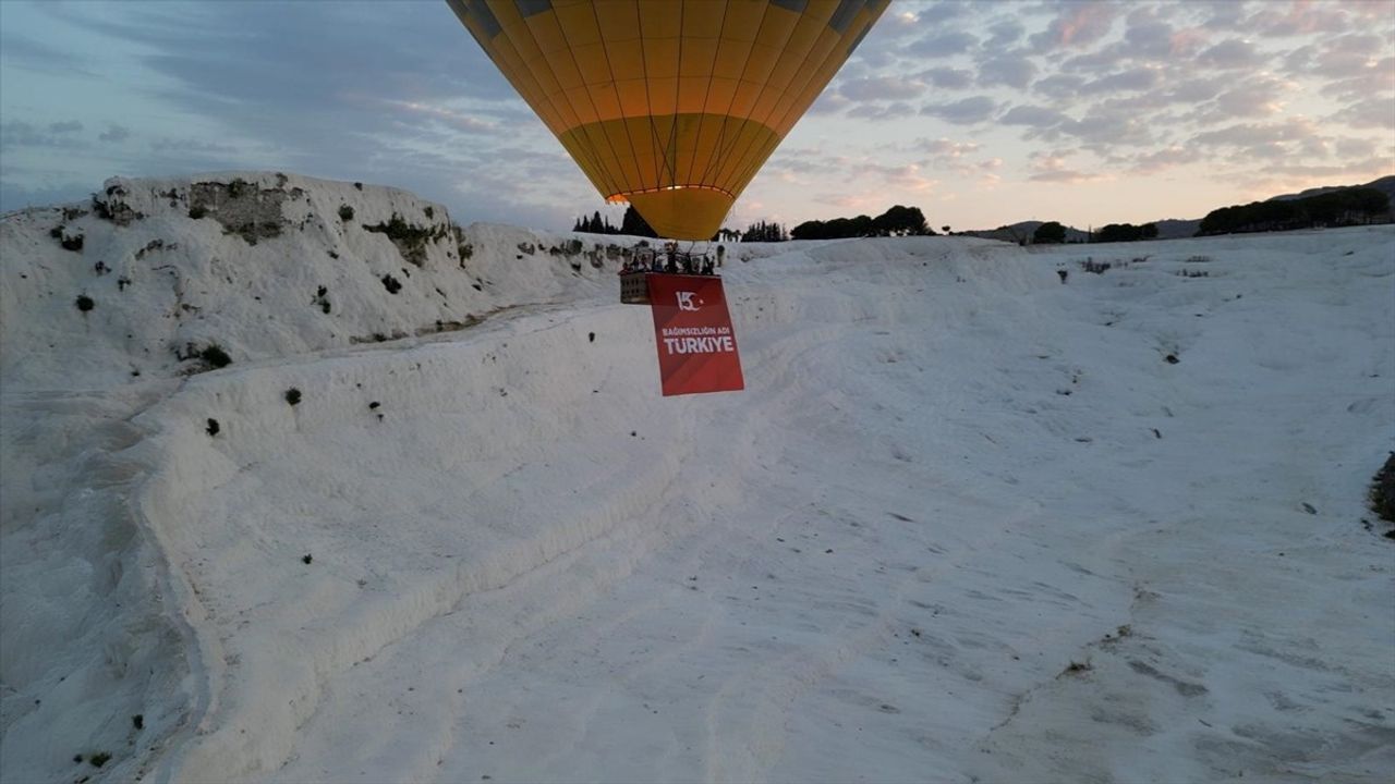 Pamukkale'de Sıcak Hava Balonları Türk Bayraklarıyla Gökyüzünde Uçtu