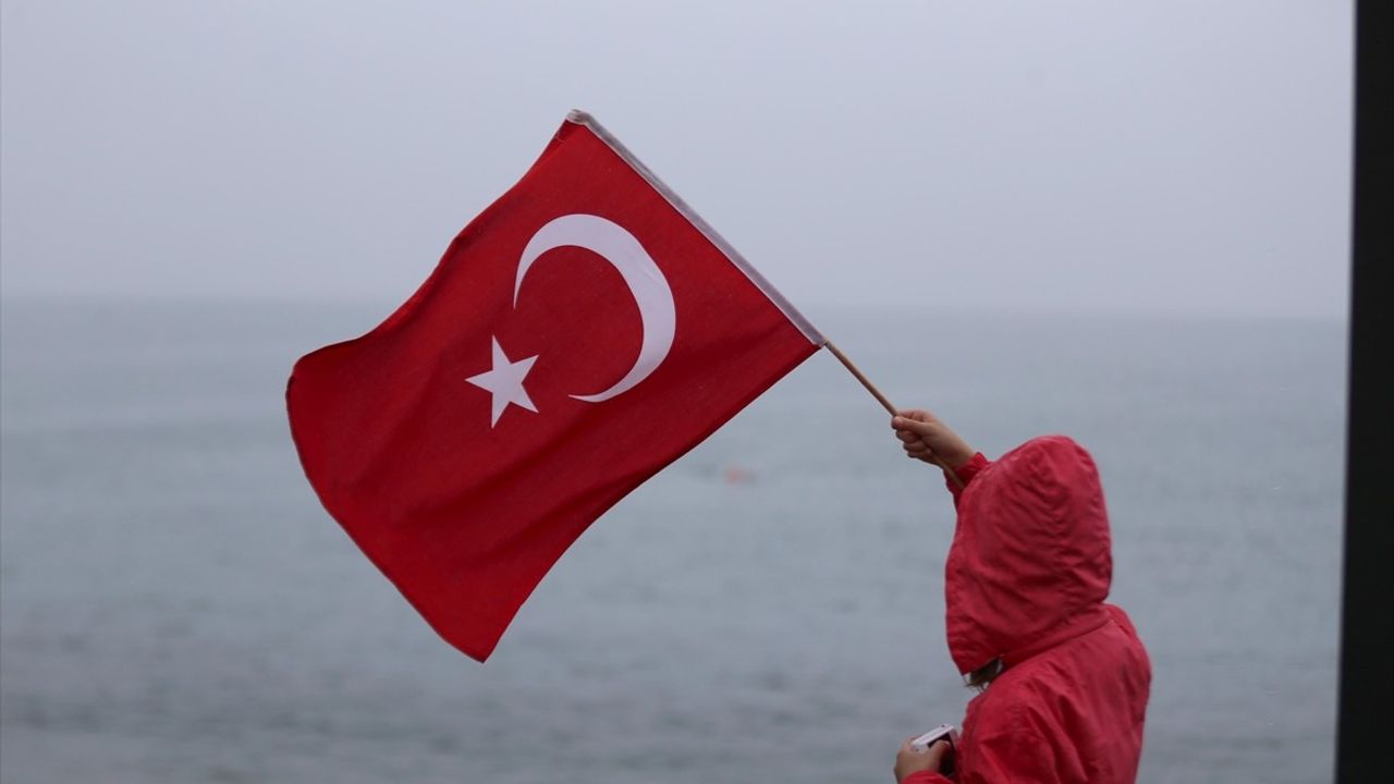 Rize'de 15 Temmuz Şehitleri Anısına Yüzme Etkinliği Düzenlendi