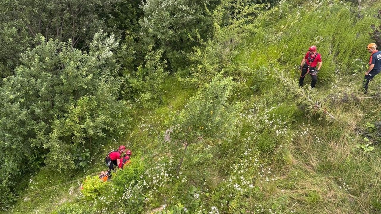 Rize'de Dere Yatağına Düşen Kişi Kurtarıldı
